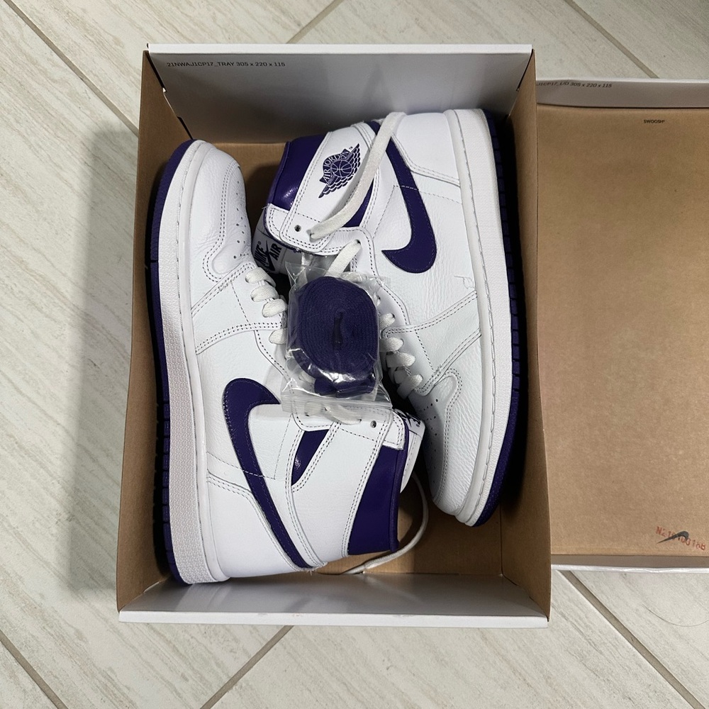 Women Jordan 1 High OG - Picture 2 of 7